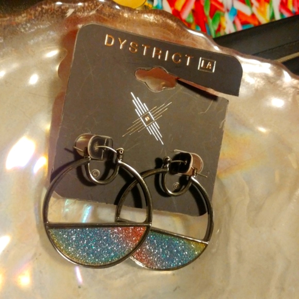 NWT 《  DYSTRICT L.A 》 Silver Metal Harvard Girly Sparkly Hoop Glitter Earrings